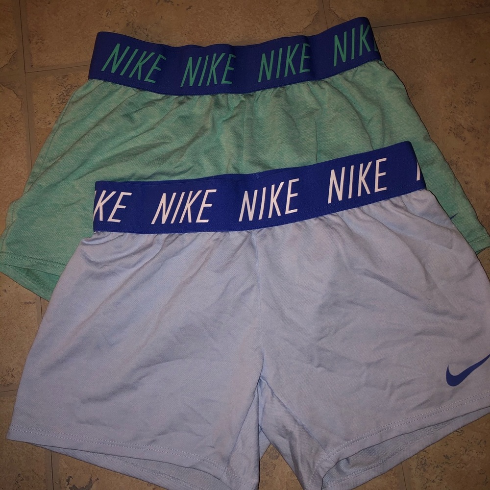 💥x2 Nike athletic women shorts perfect condition both size M💥